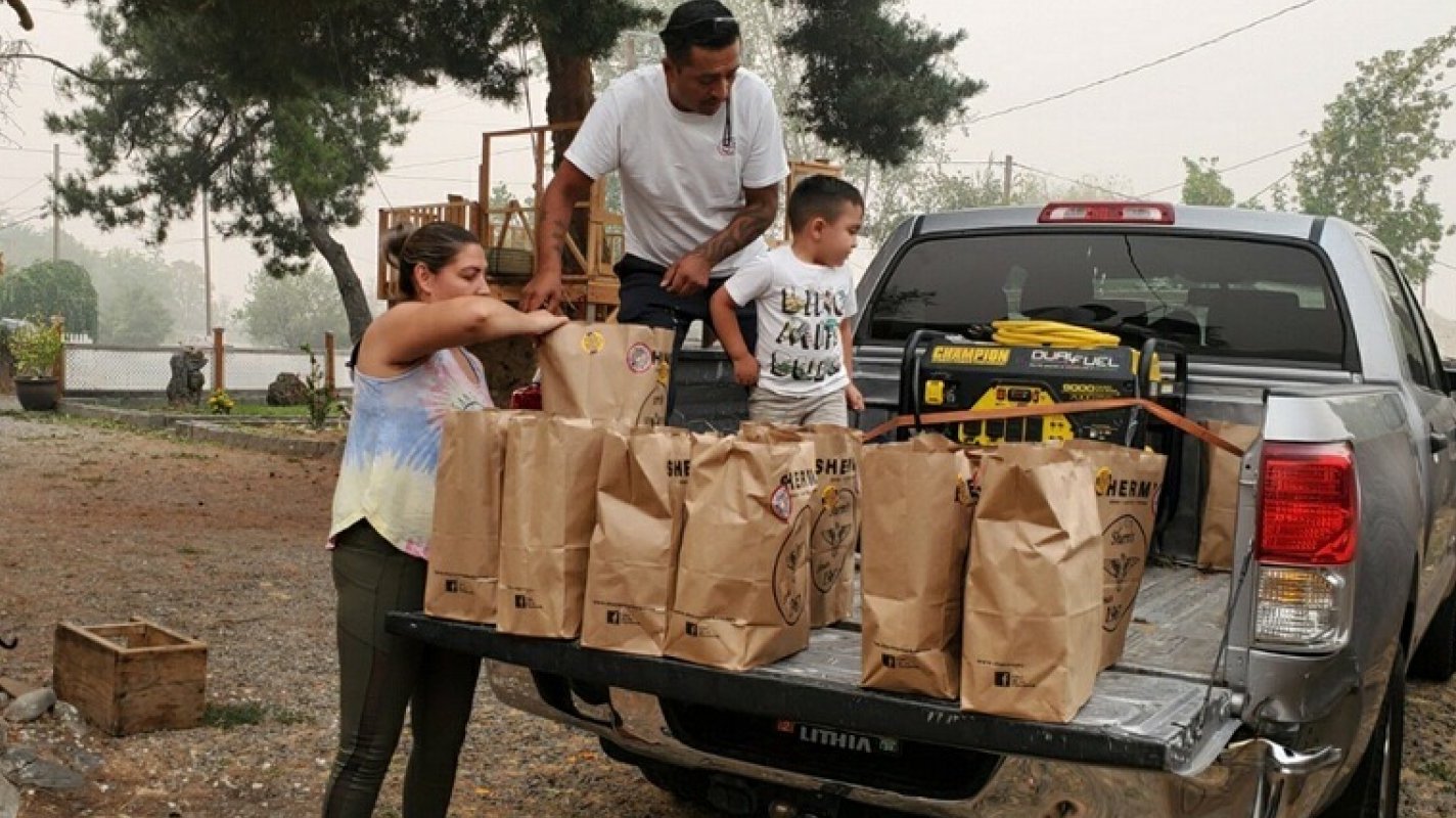 Unite Oregon volunteers distributing aid