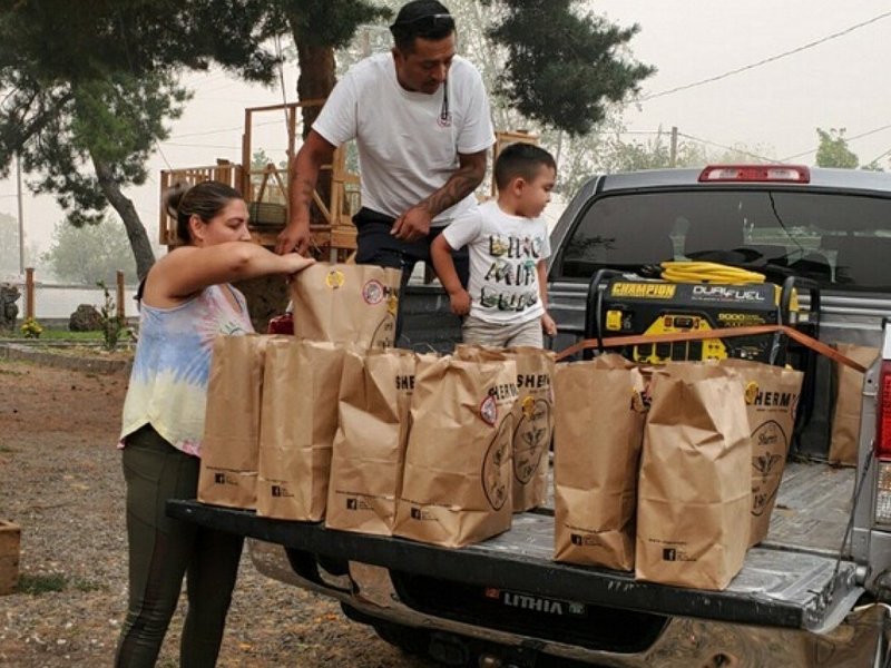Unite Oregon volunteers distributing aid